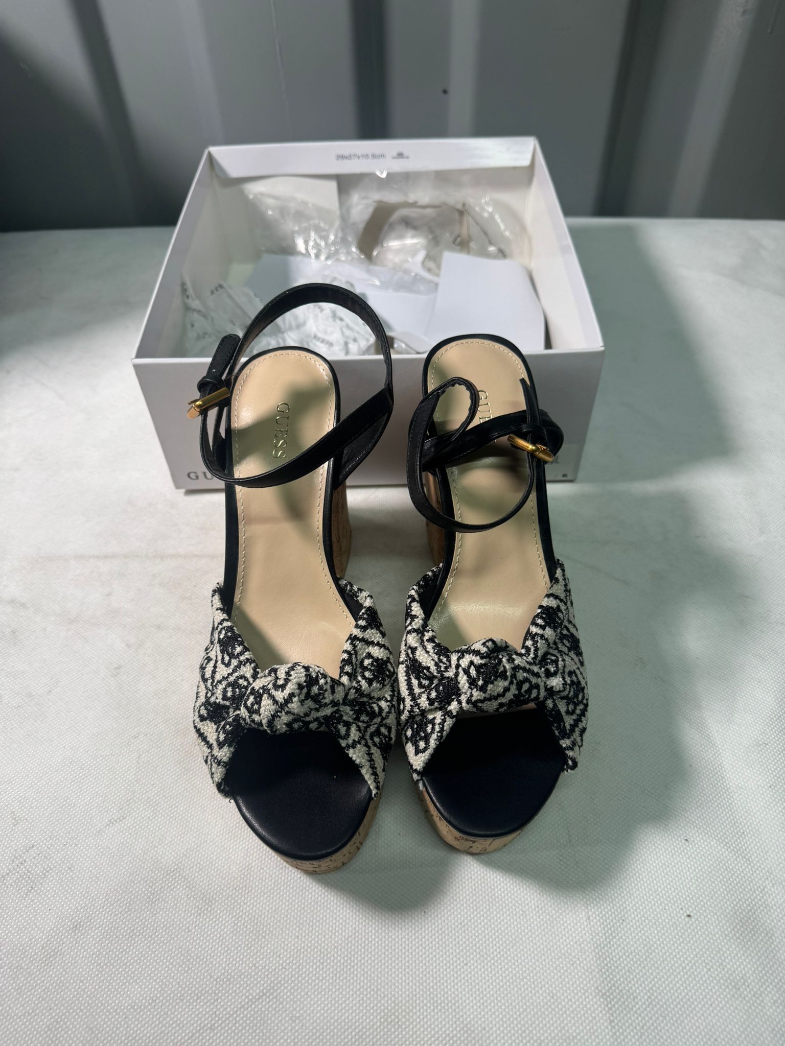 GUESS Kadın Mantar Platform Bilek Kayışlı Sandalet Yipster Beden ABD 9M Siyah